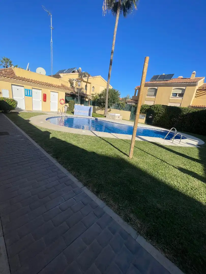 Piscina de Casa adosada en venda en Alhaurín de la Torre amb Aire condicionat, Jardí privat i Terrassa