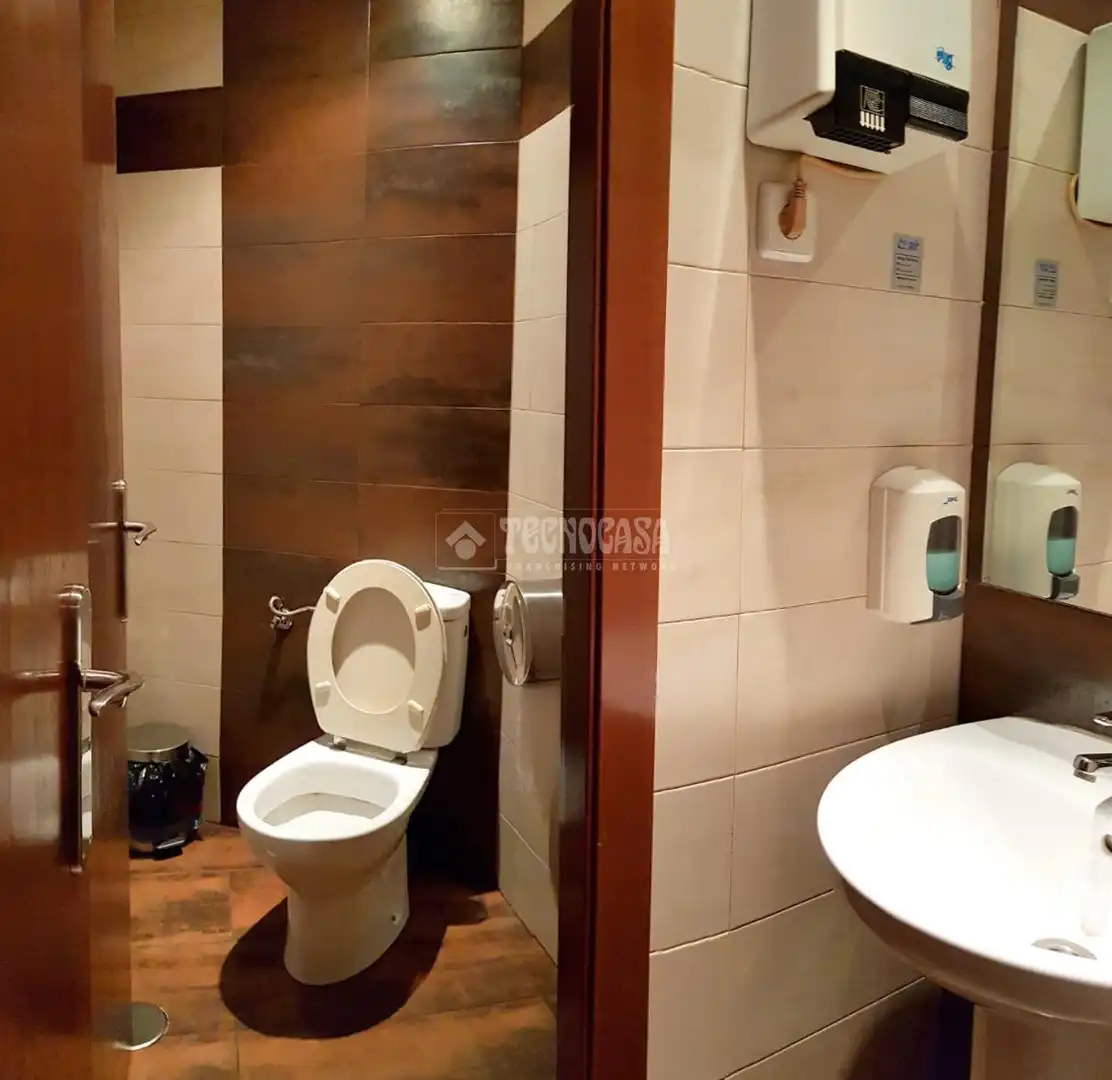Bathroom of Commercial properties for sale in Fuenlabrada  with Air Conditioner and Alarm