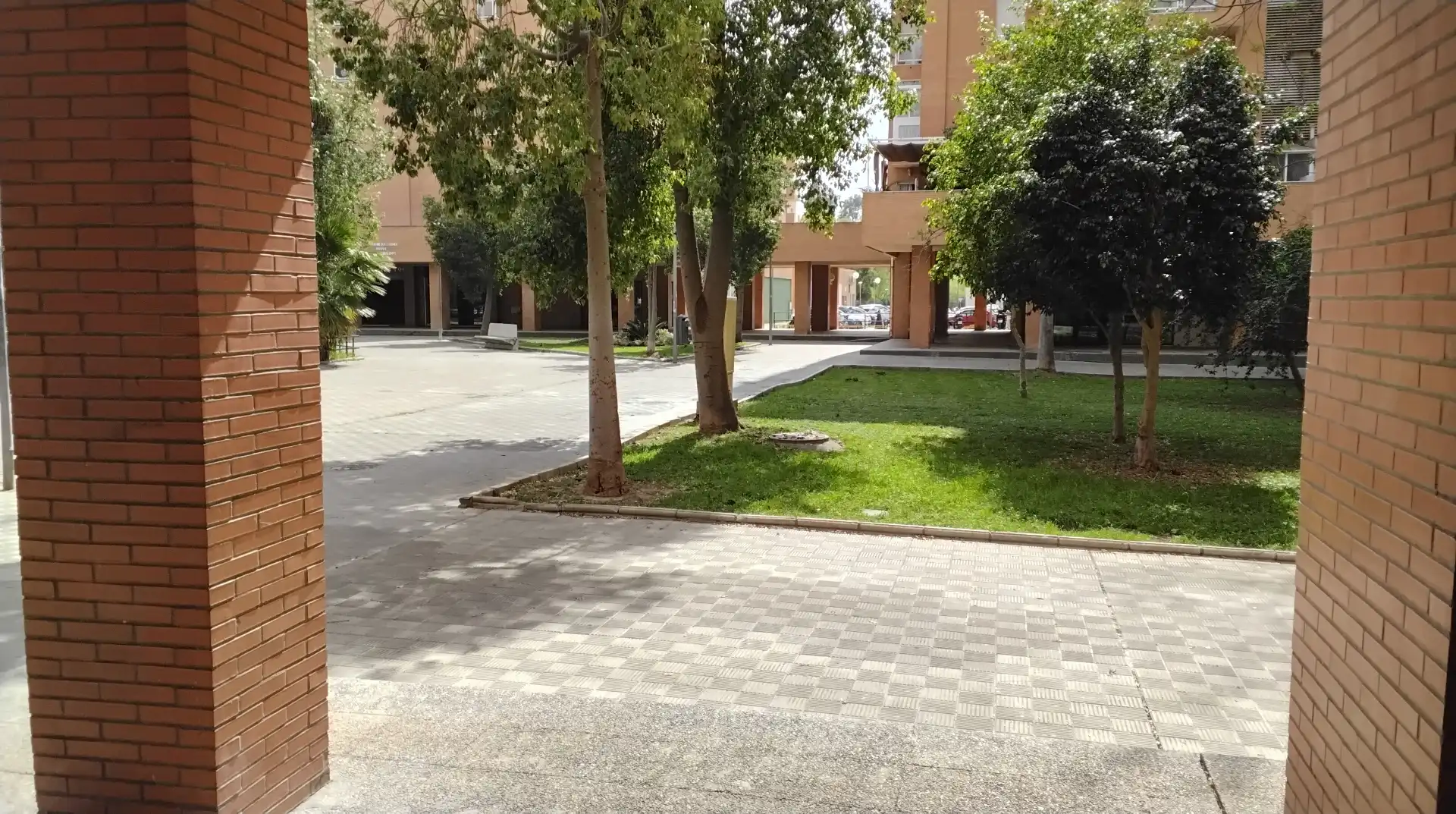 Parking de Local en venta en Sevilla con Aire acondicionado