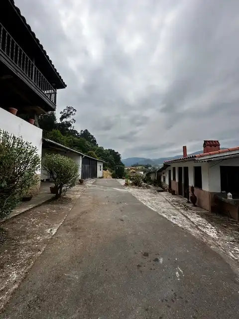 Vista exterior de Casa adosada en venda en Pravia amb Calefacció, Jardí privat i Terrassa
