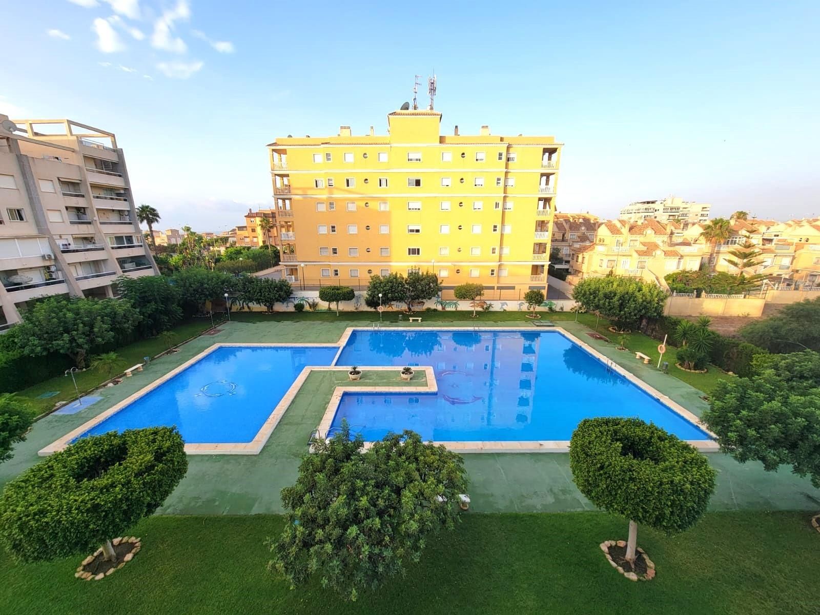 Piscina de Planta baixa en venda en Torrevieja amb Aire condicionat, Jardí privat i Terrassa