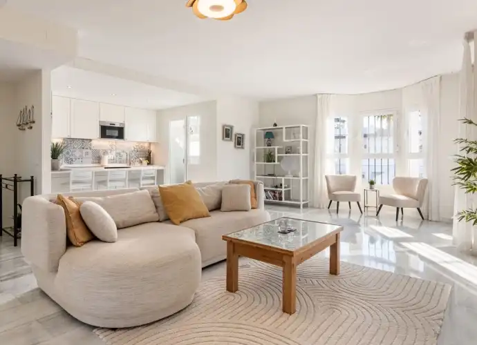 Sala de estar de Apartamento en venta en Marbella con Terraza, Amueblado y Piscina comunitaria