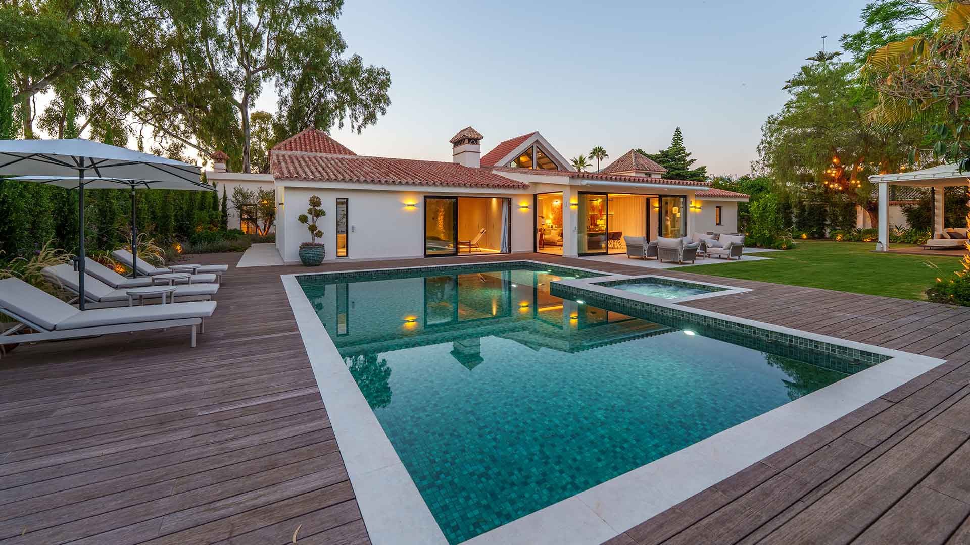 Swimming pool of House or chalet for sale in Marbella  with Air Conditioner, Private garden and Terrace
