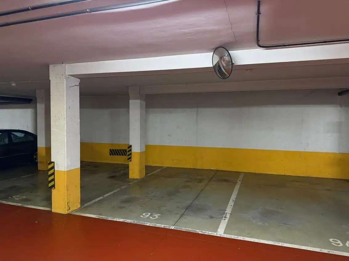 Aparcament de Pis en venda en Gijón  amb Calefacció, Jardí privat i Terrassa