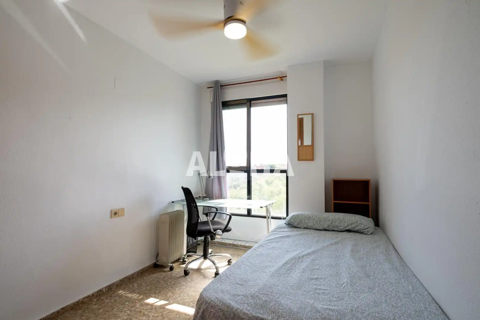 Dormitori de Apartament de lloguer en Moncada amb Aire condicionat, Moblat i Piscina comunitària