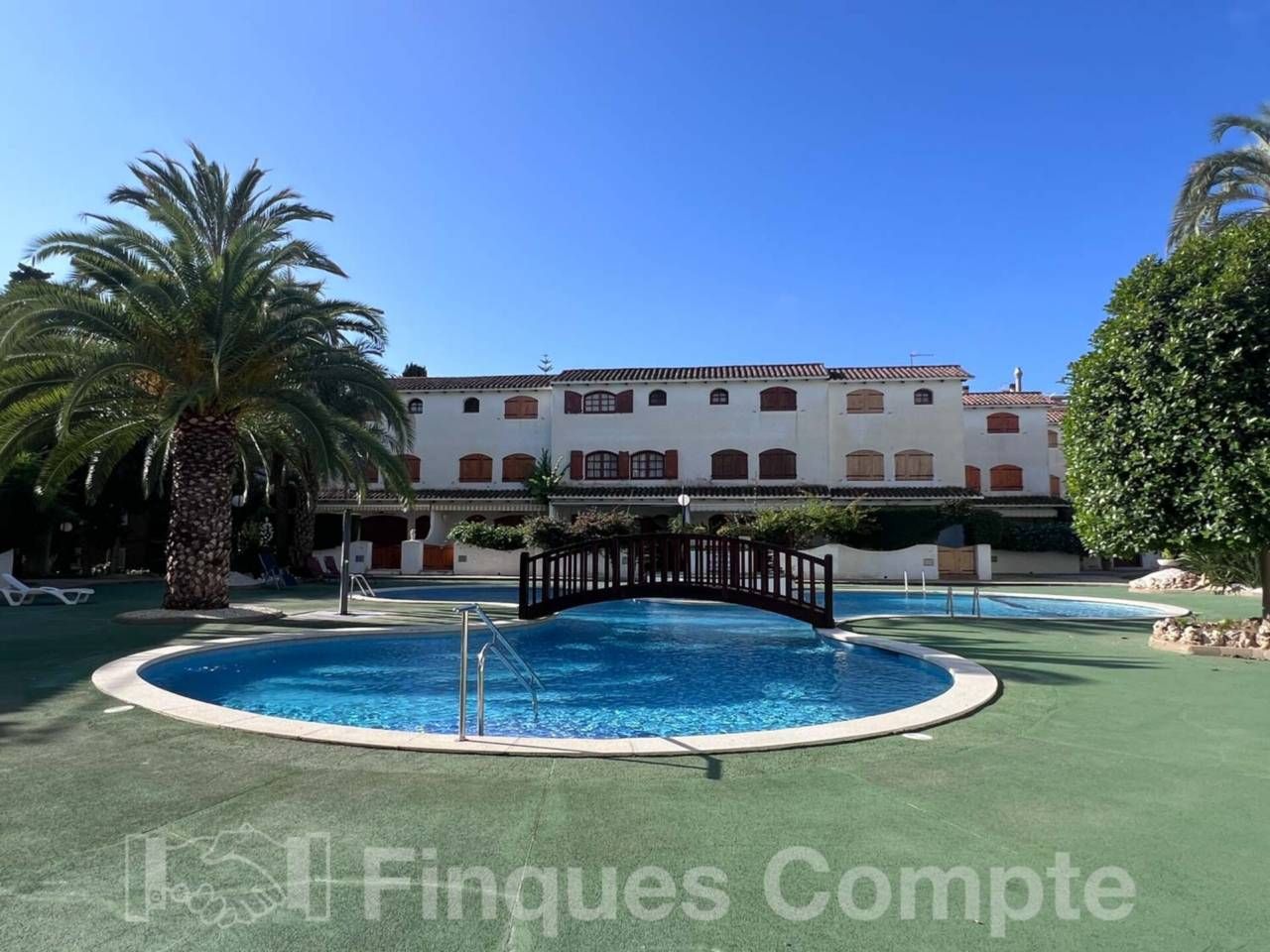 Casa adosada en venda a Reina Fabiola