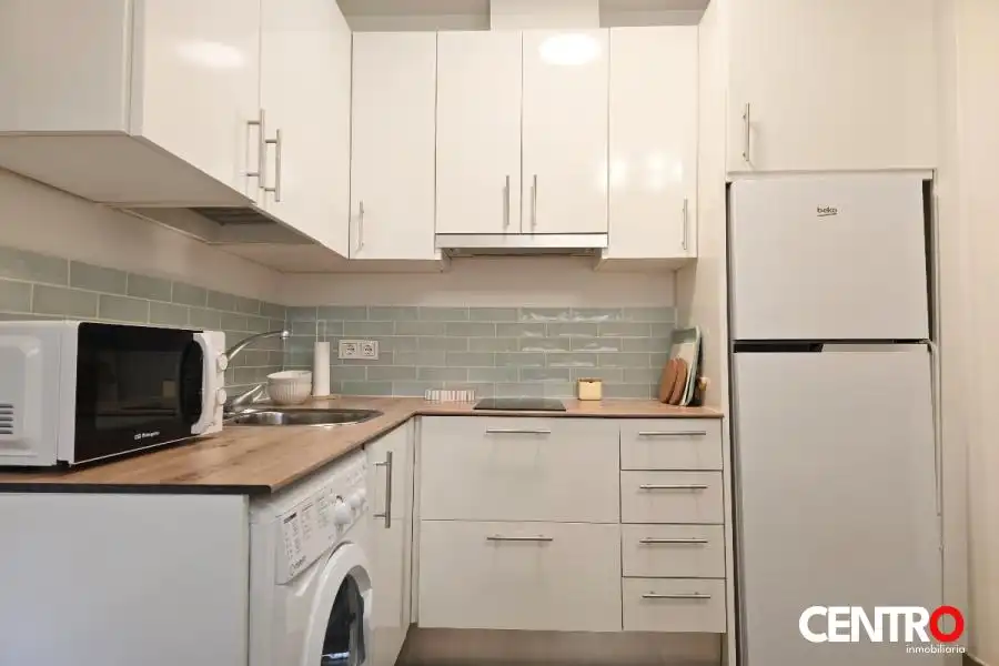 Cuina de Apartament de lloguer en Granada amb Aire condicionat