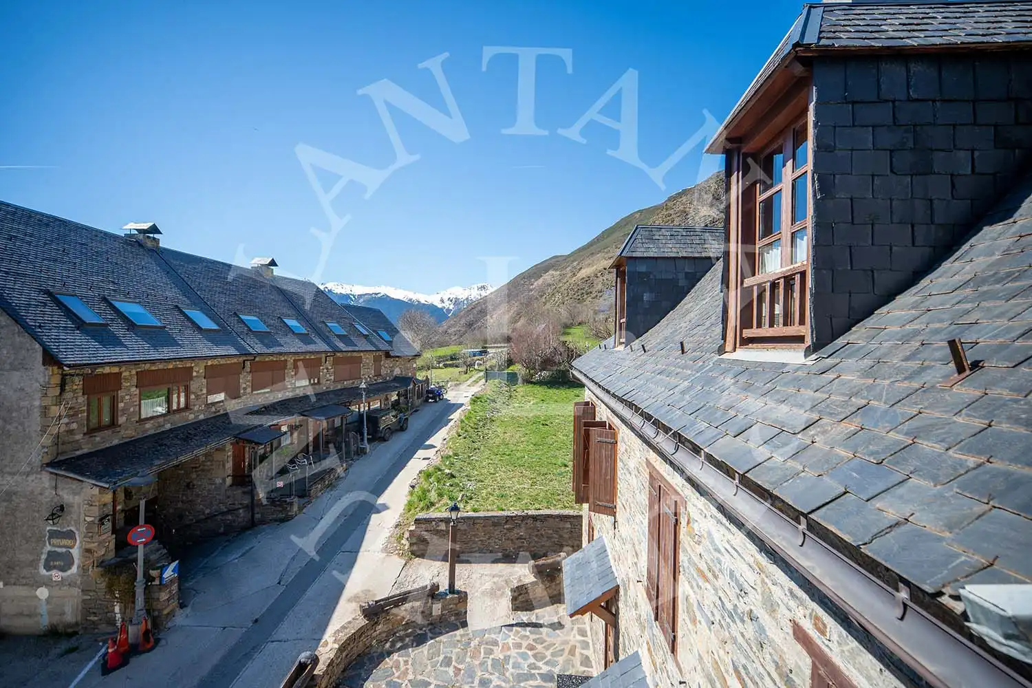 Vista exterior de Casa adosada en venta en Naut Aran con Calefacción, Jardín privado y Terraza