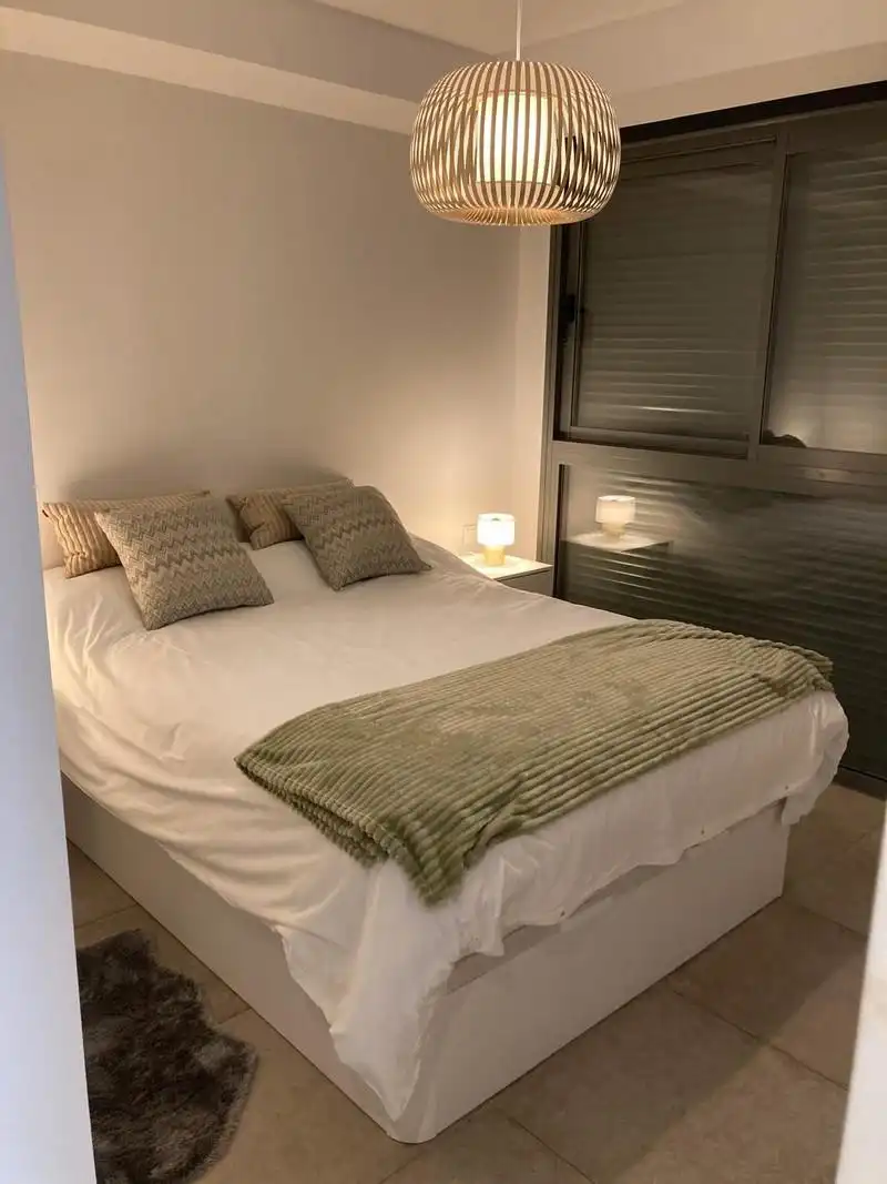 Schlafzimmer von Erdgeschoss zur Miete in Estepona mit Klimaanlage, Heizung und Privatgarten