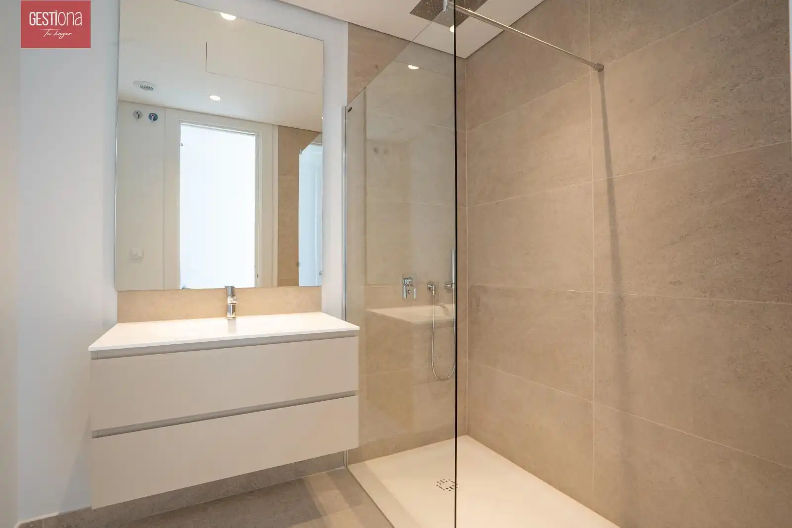 Badezimmer von Dachboden zum Verkauf in Benahavís mit Klimaanlage, Heizung und Privatgarten
