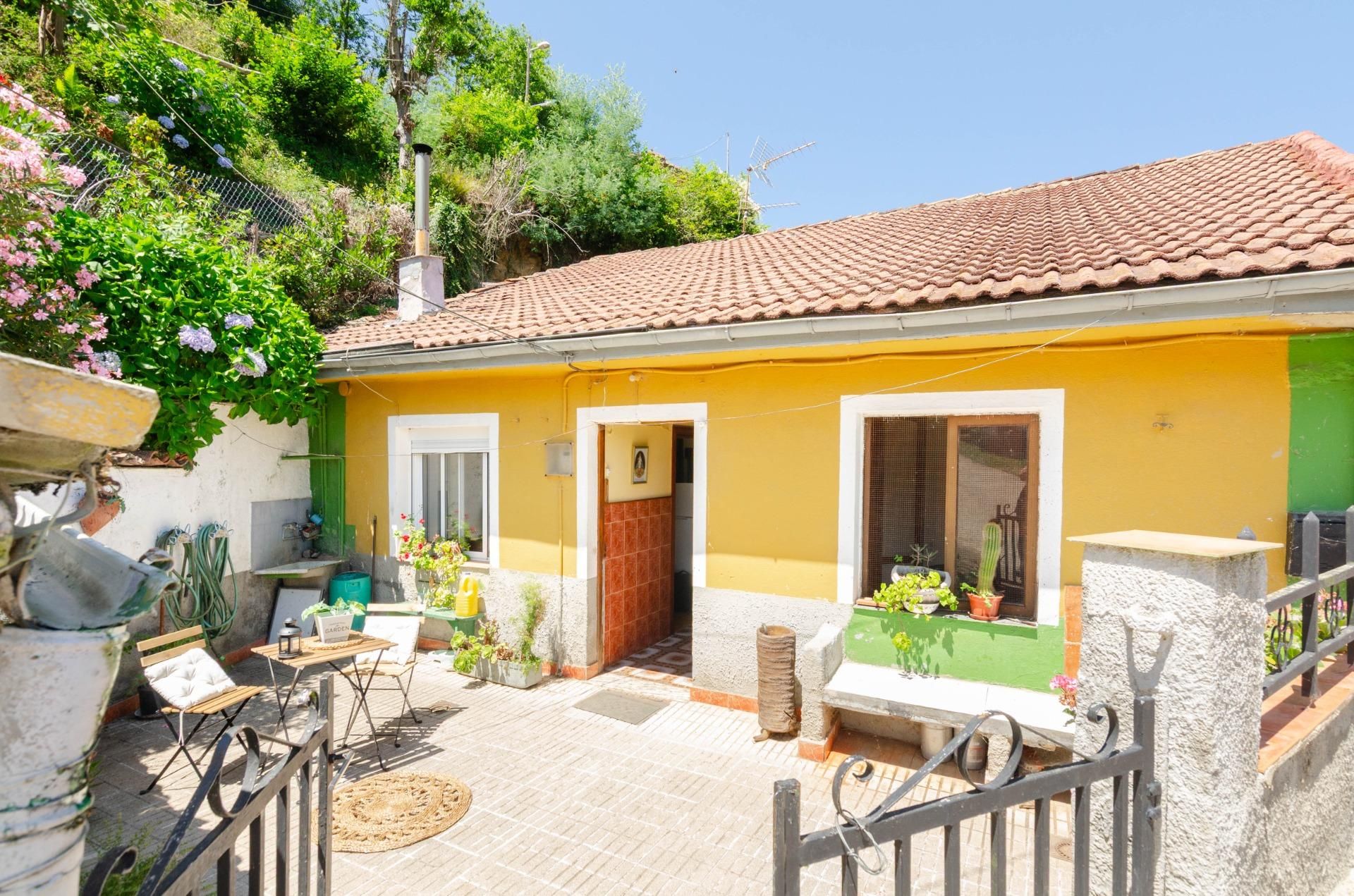 Vista exterior de Casa o chalet en venta en Lena con Jardín privado y Terraza