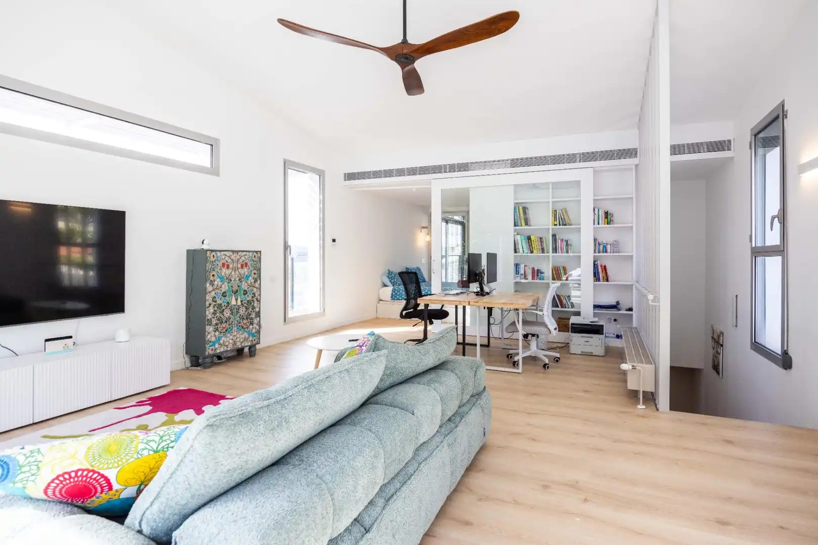 Sala d'estar de Casa o xalet en venda en Esplugues de Llobregat amb Aire condicionat, Calefacció i Jardí privat