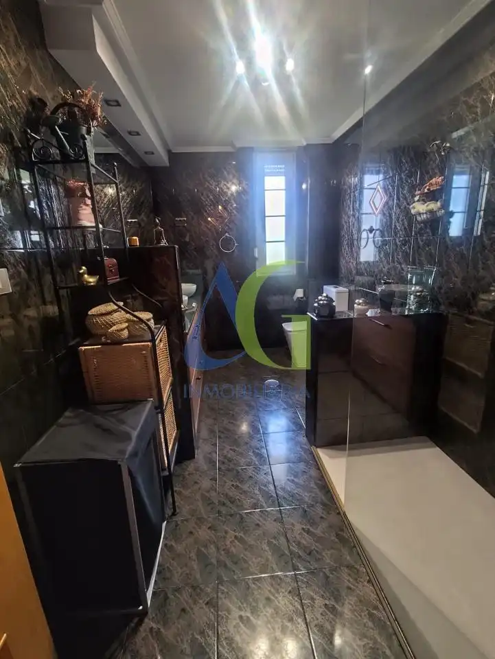 Bany de Casa o xalet en venda en Villaquilambre amb Calefacció, Jardí privat i Parquet