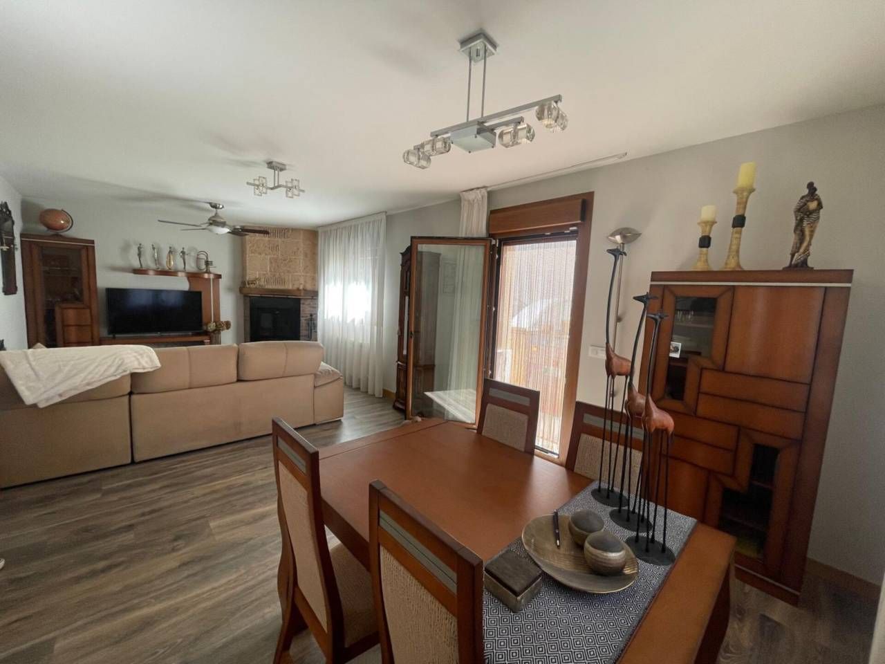 Sala d'estar de Casa o xalet en venda en Hontoria de la Cantera amb Calefacció, Jardí privat i Parquet