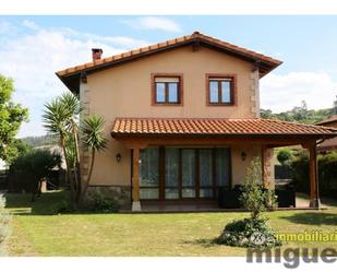 Vista exterior de Casa o xalet en venda en San Vicente de la Barquera amb Calefacció, Jardí privat i Terrassa