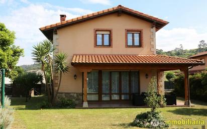 Vista exterior de Casa o xalet en venda en San Vicente de la Barquera amb Terrassa i Balcó