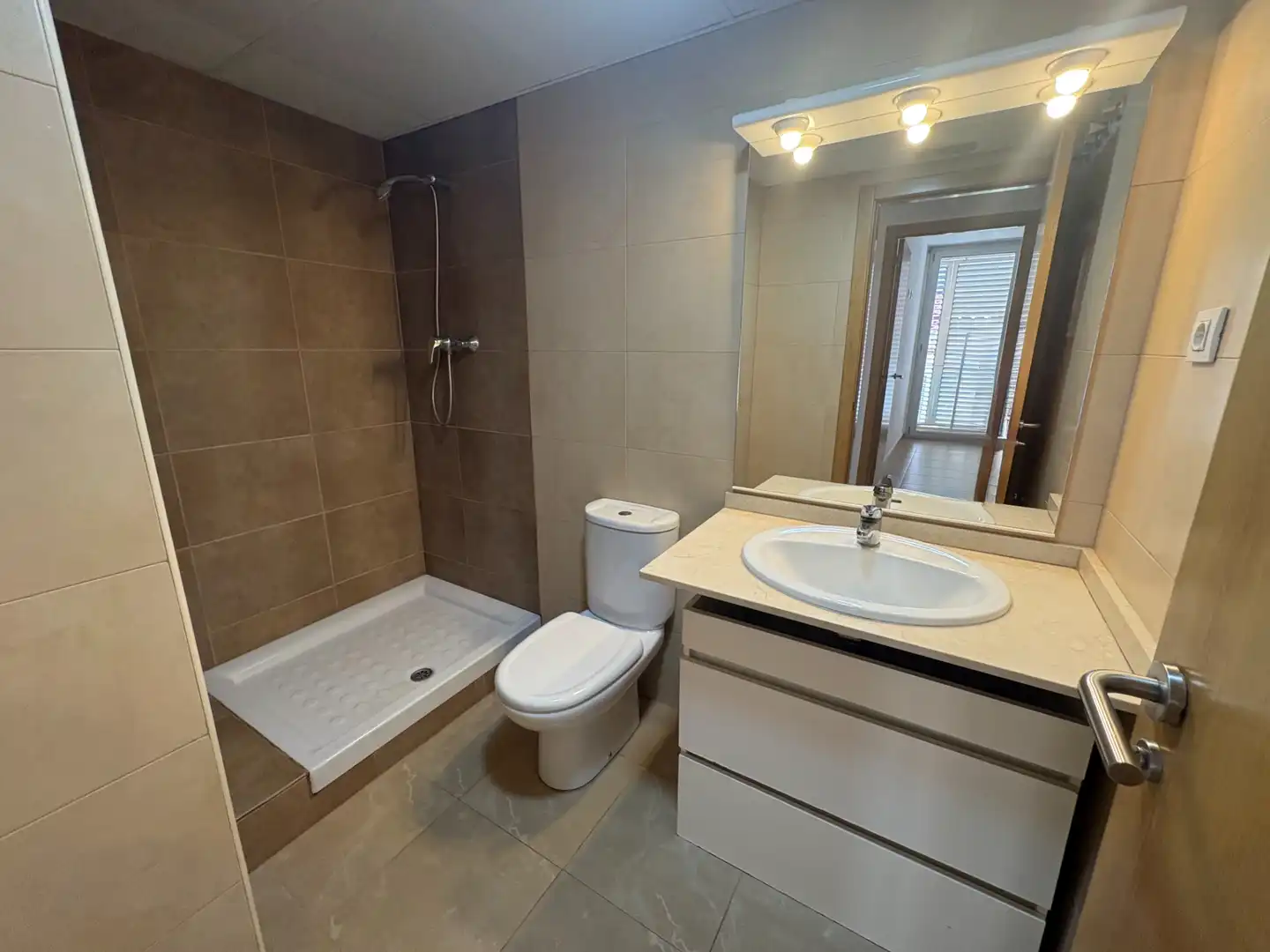 Badezimmer von Wohnung zum Verkauf in Vallgorguina mit Klimaanlage, Heizung und Balkon