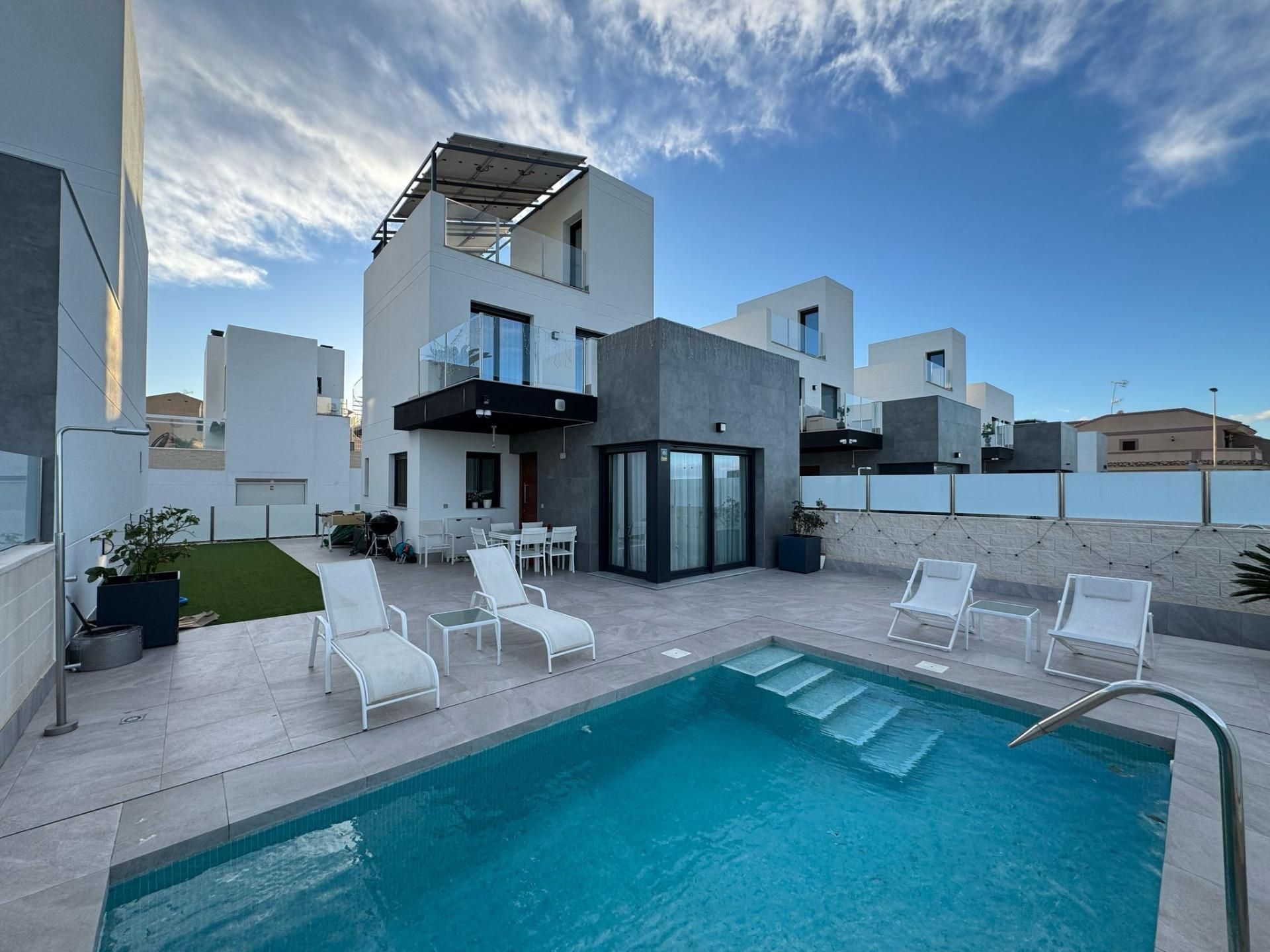 Vista exterior de Casa o xalet en venda en Torrevieja amb Aire condicionat, Calefacció i Jardí privat