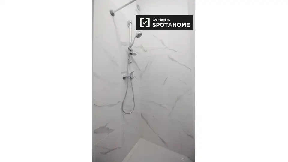 Baño de Piso para compartir en Barcelona con Aire acondicionado, Calefacción y Amueblado