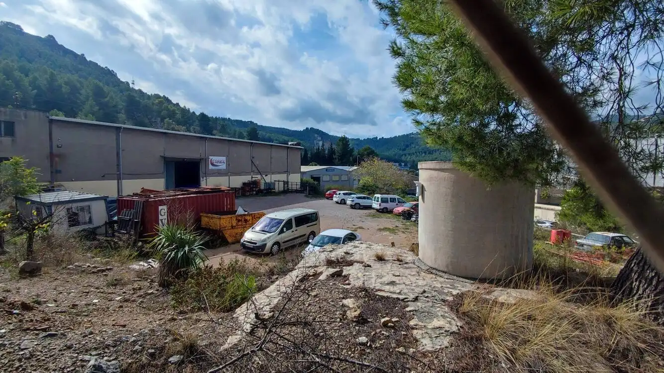 Vista exterior de Nave industrial en venta en Vallirana