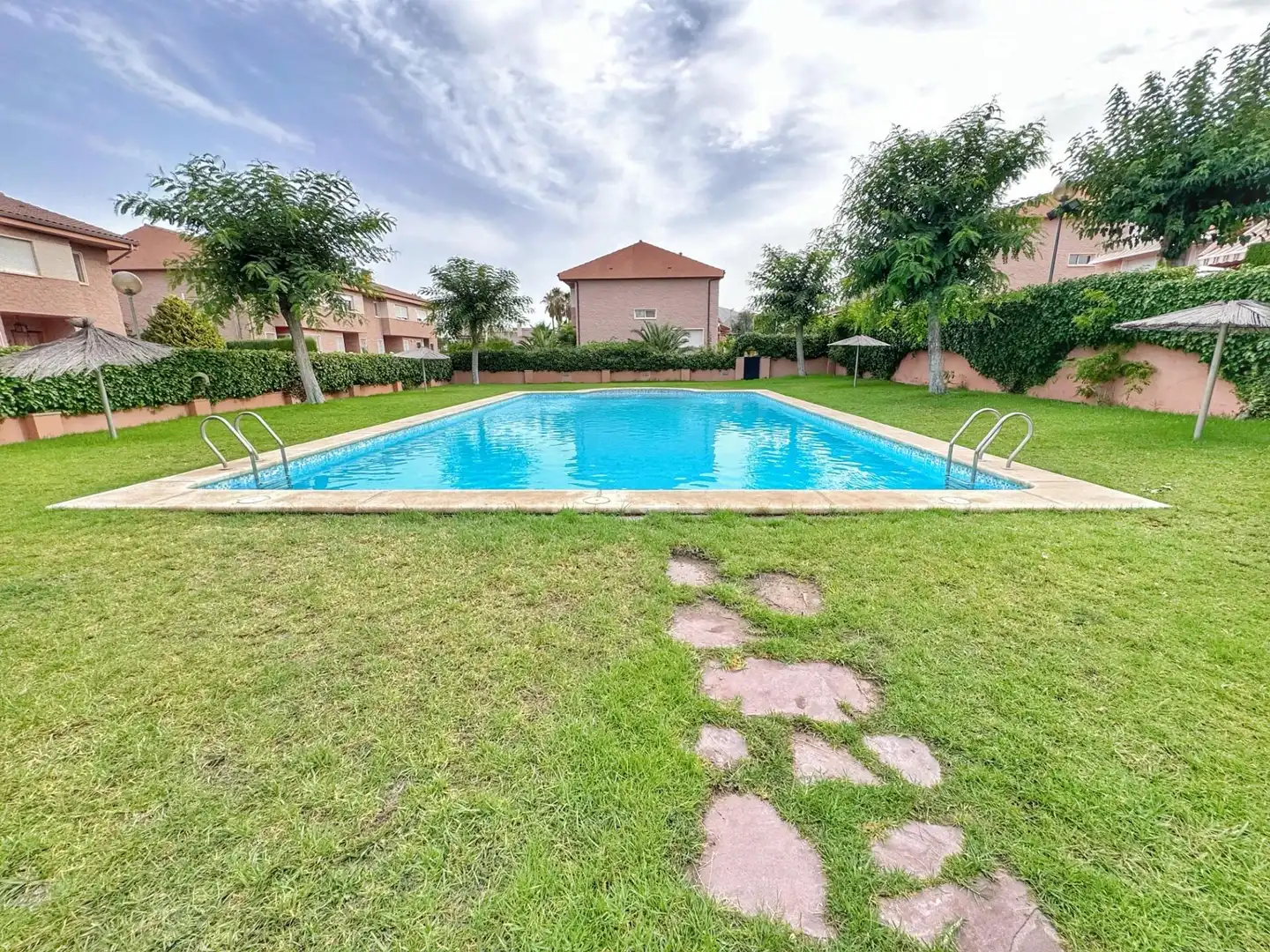 Piscina de Casa adosada en venta en Petrer con Jardín privado, Balcón y Piscina comunitaria