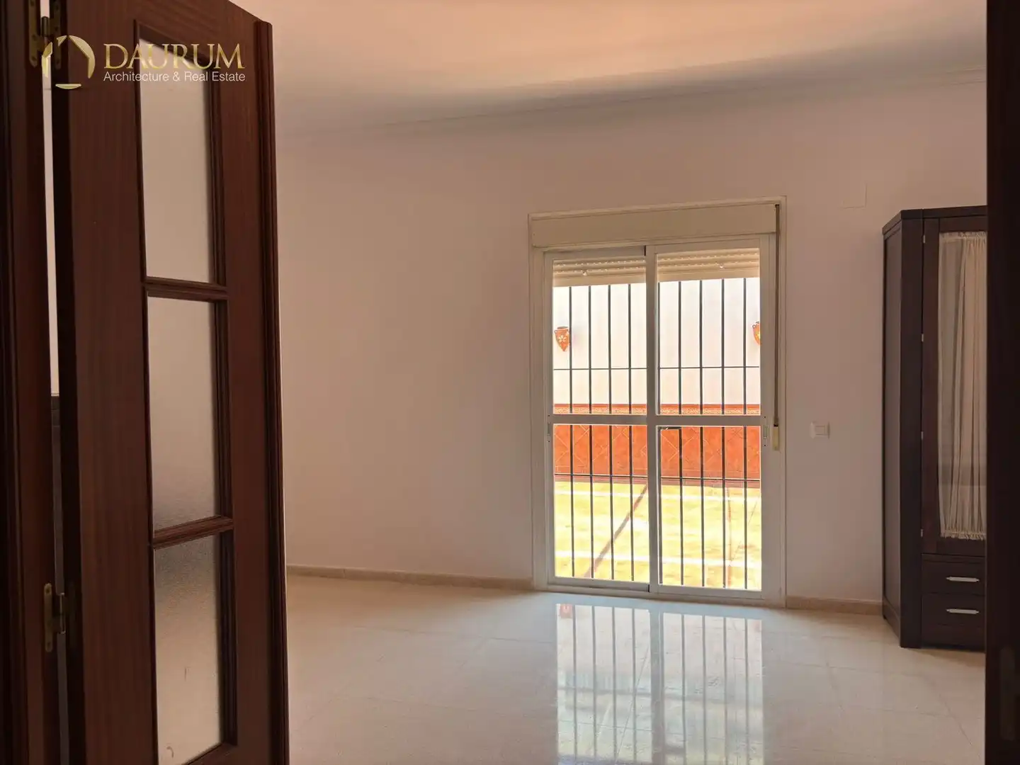Dormitori de Casa adosada en venda en La Rinconada amb Aire condicionat, Terrassa i Moblat