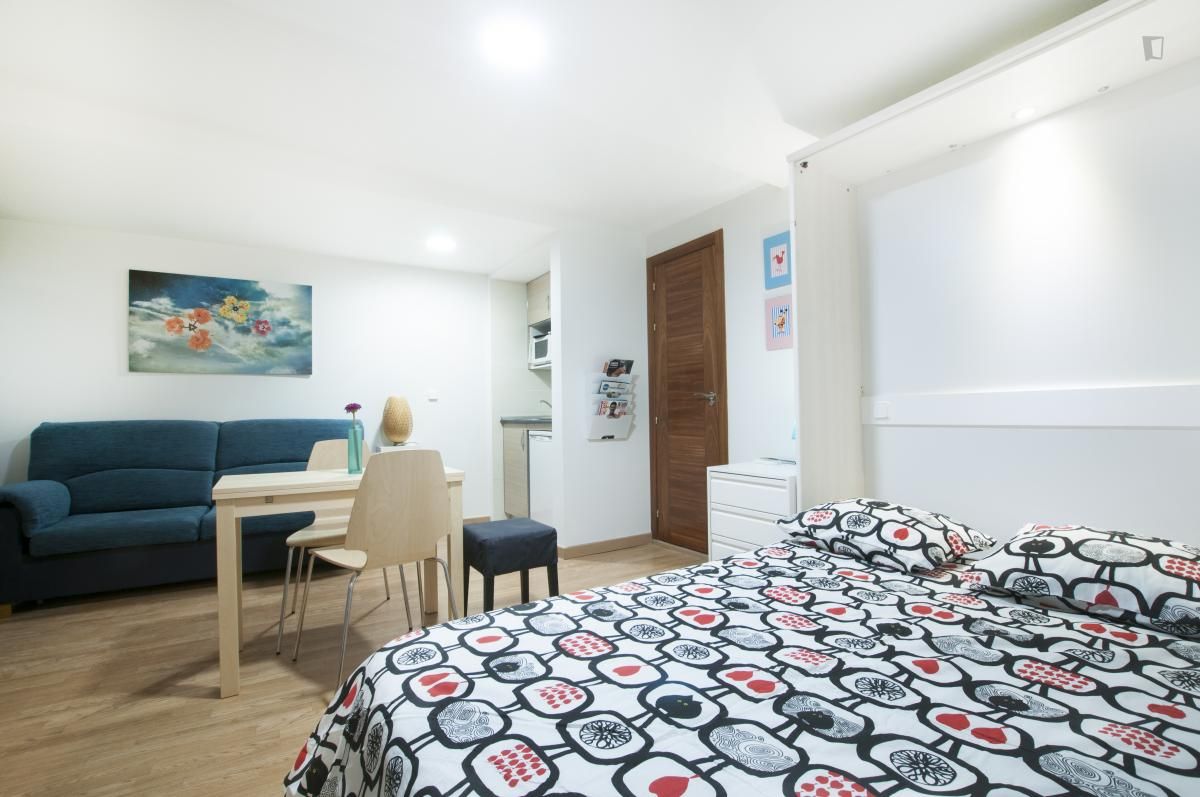 Study for rent in Cortes - Huertas