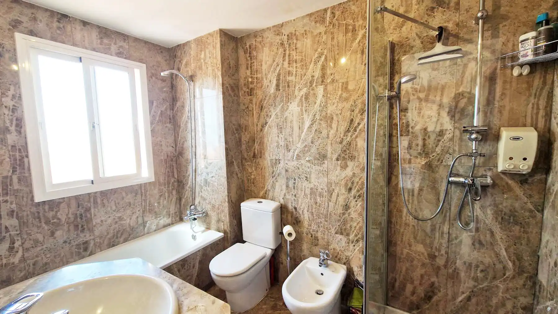 Badezimmer von Einfamilien-Reihenhaus zum Verkauf in Estepona mit Klimaanlage, Privatgarten und Terrasse