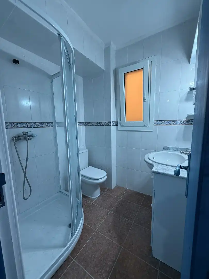 Badezimmer von Wohnung zum Verkauf in Zumaia mit Balkon