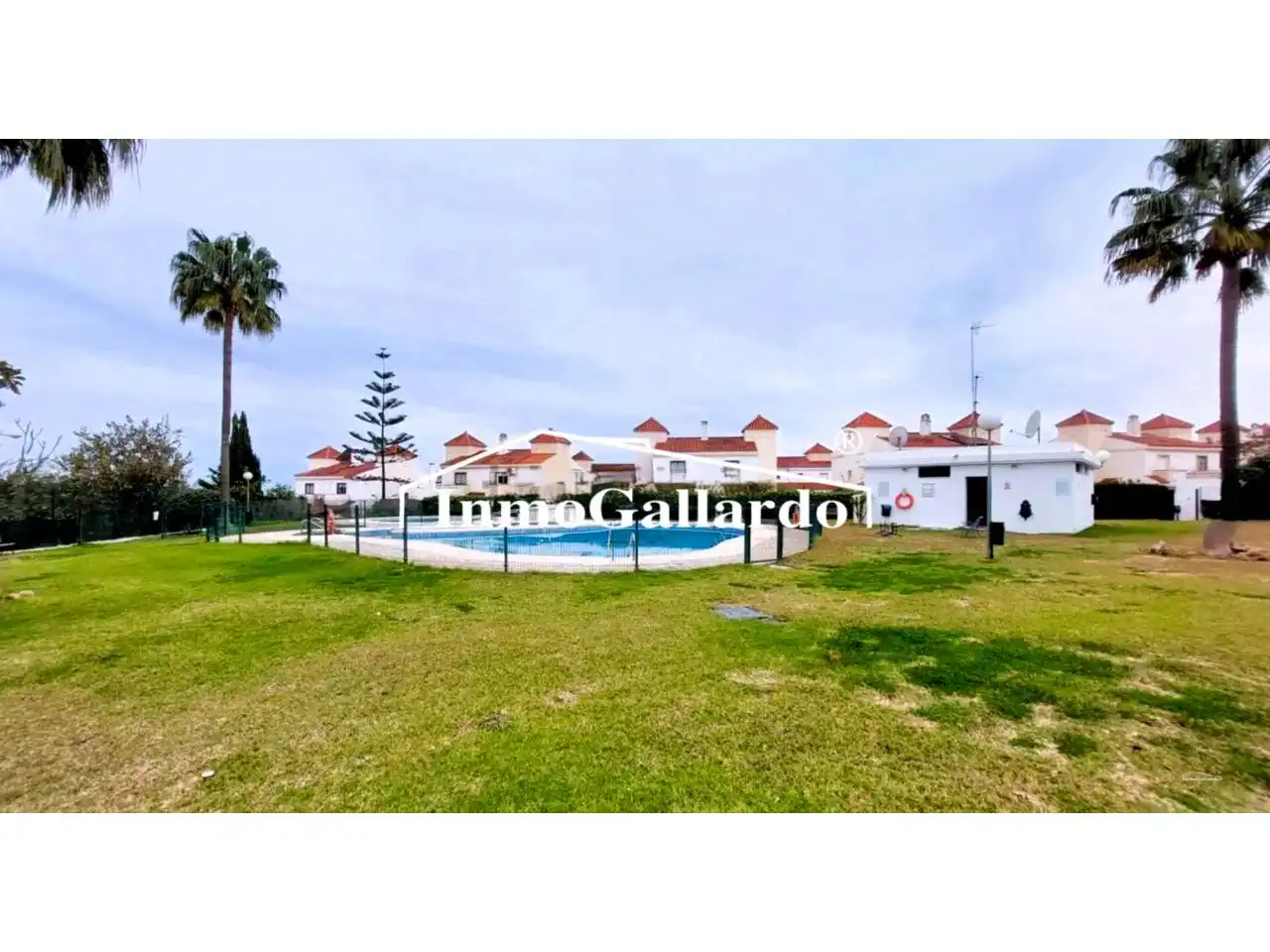 Vista exterior de Casa adosada en venda en Vélez-Málaga amb Jardí privat i Piscina comunitària
