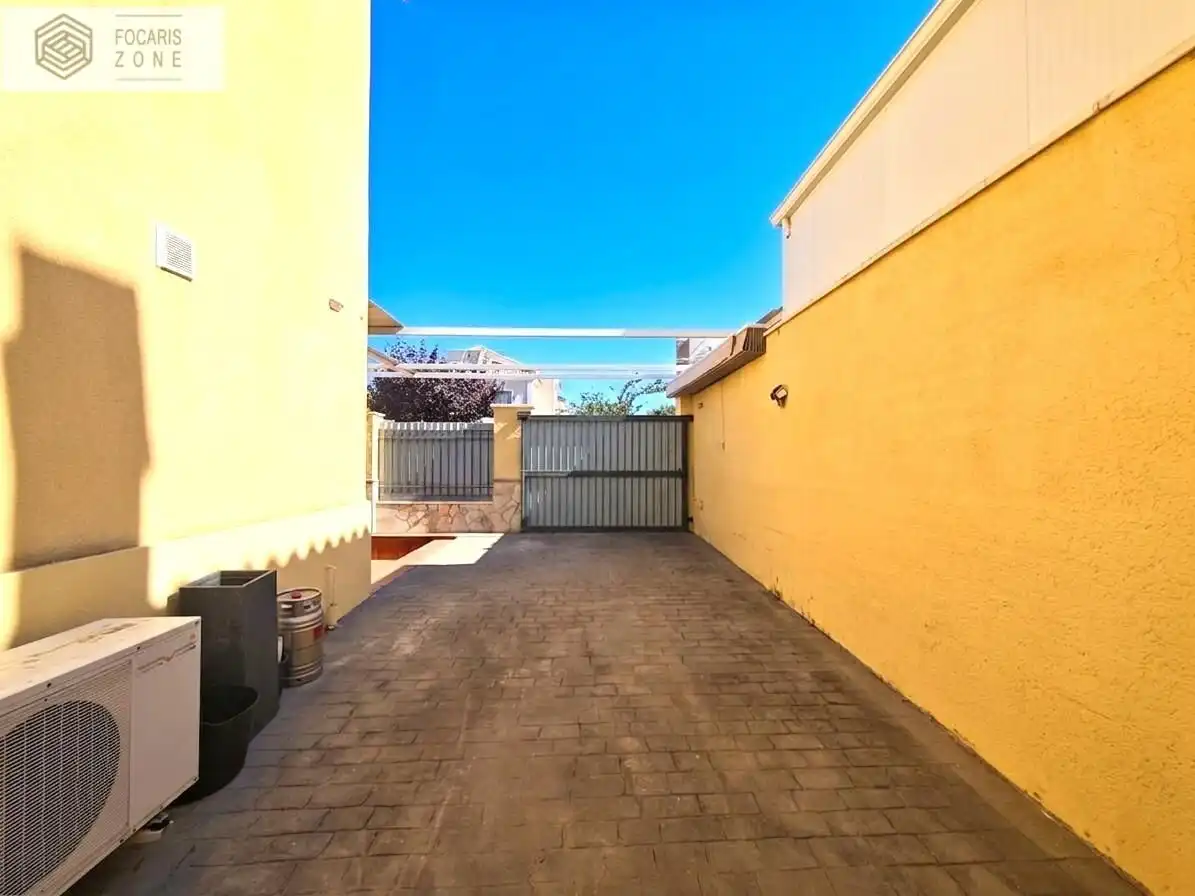 Vista exterior de Casa adosada en venda en Málaga amb Aire condicionat, Calefacció i Jardí privat