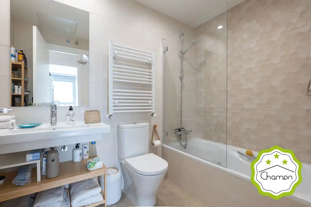 Baño de Ático en venta en Urduliz con Calefacción, Terraza y Trastero