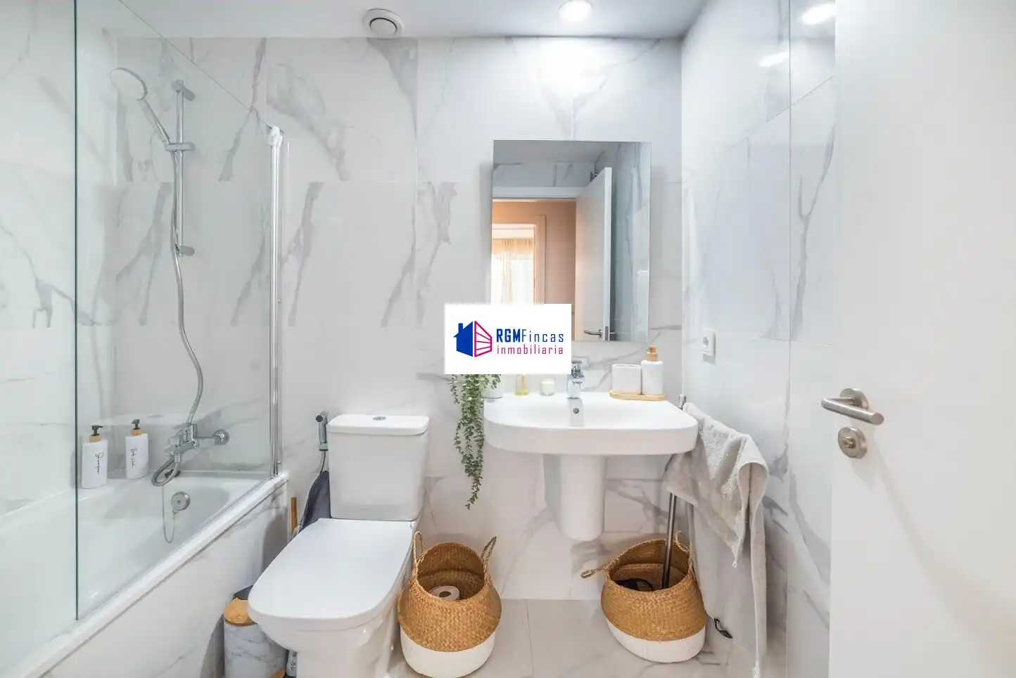 Baño de Piso en venta en Sevilla con Aire acondicionado, Calefacción y Jardín privado