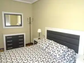 Schlafzimmer von Wohnung zur Miete in Gijón  mit Heizung, Parkett und Möbliert