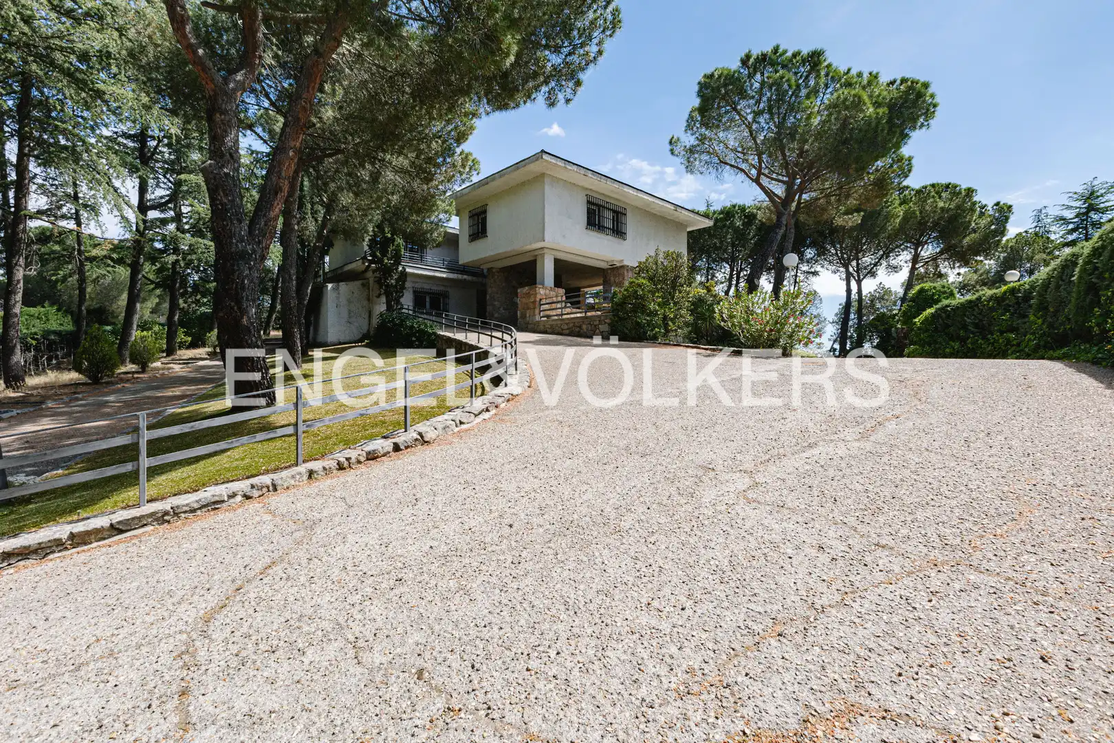 Vista exterior de Casa o xalet de lloguer en Galapagar amb Aire condicionat, Calefacció i Jardí privat