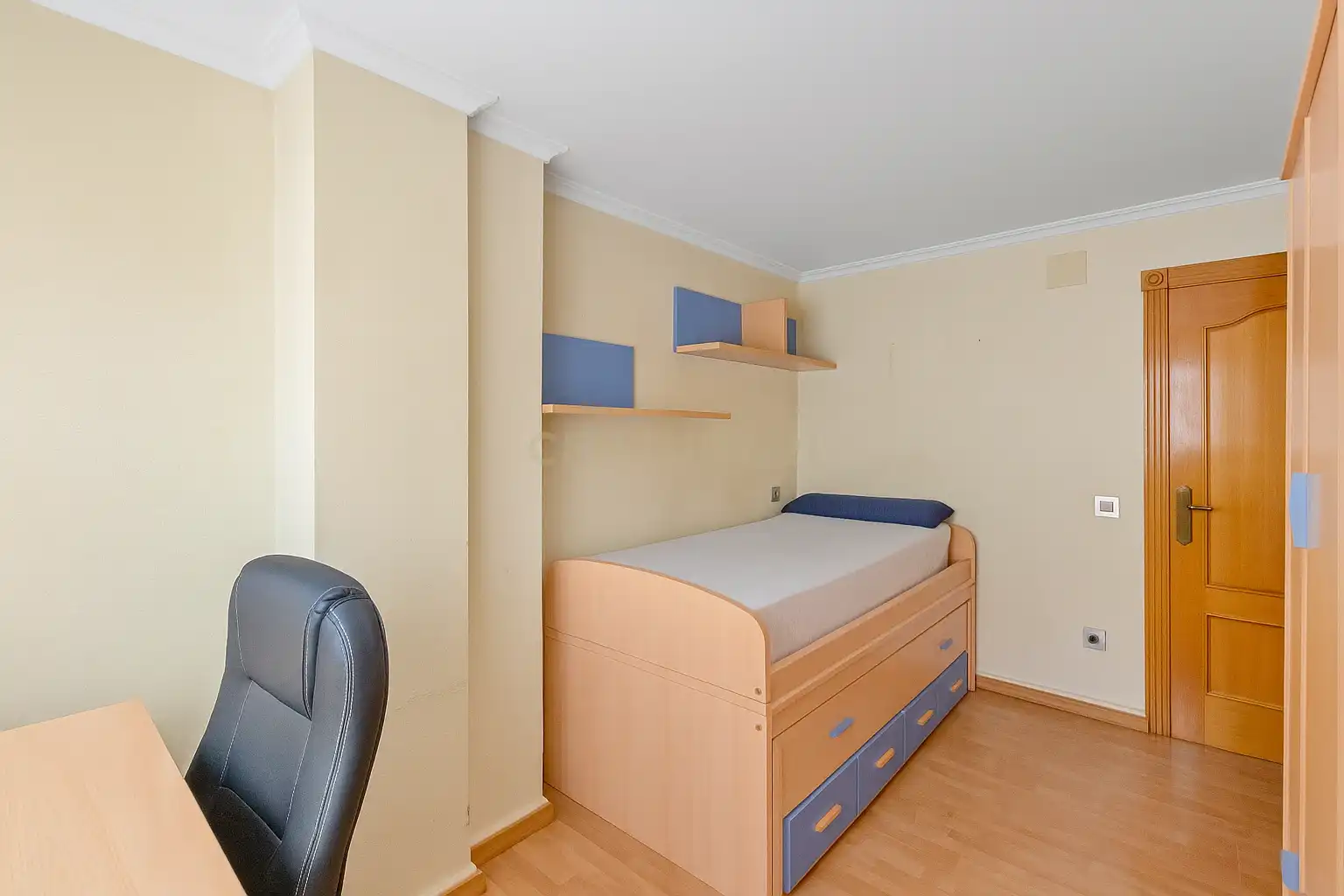 Dormitori de Apartament en venda en Torrevieja amb Aire condicionat, TV i Balcó