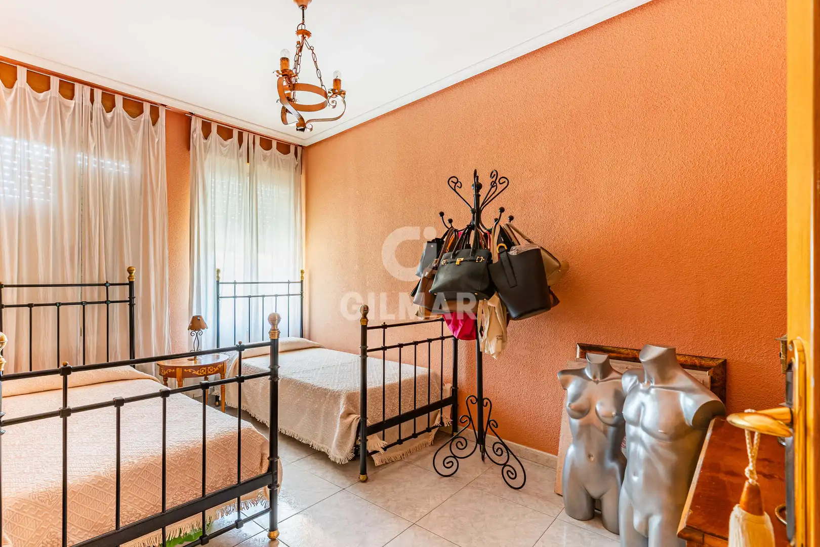 Habitación de Casa adosada en venta en Colmenar Viejo con Calefacción y Jardín privado
