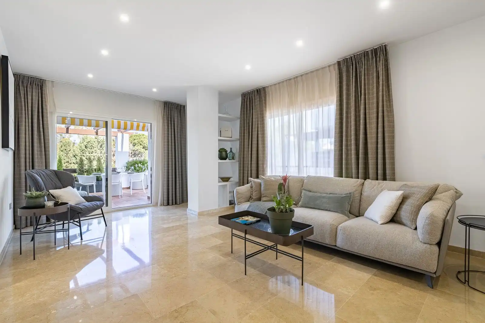 Sala d'estar de Dúplex de lloguer en Marbella amb Aire condicionat, Terrassa i Moblat