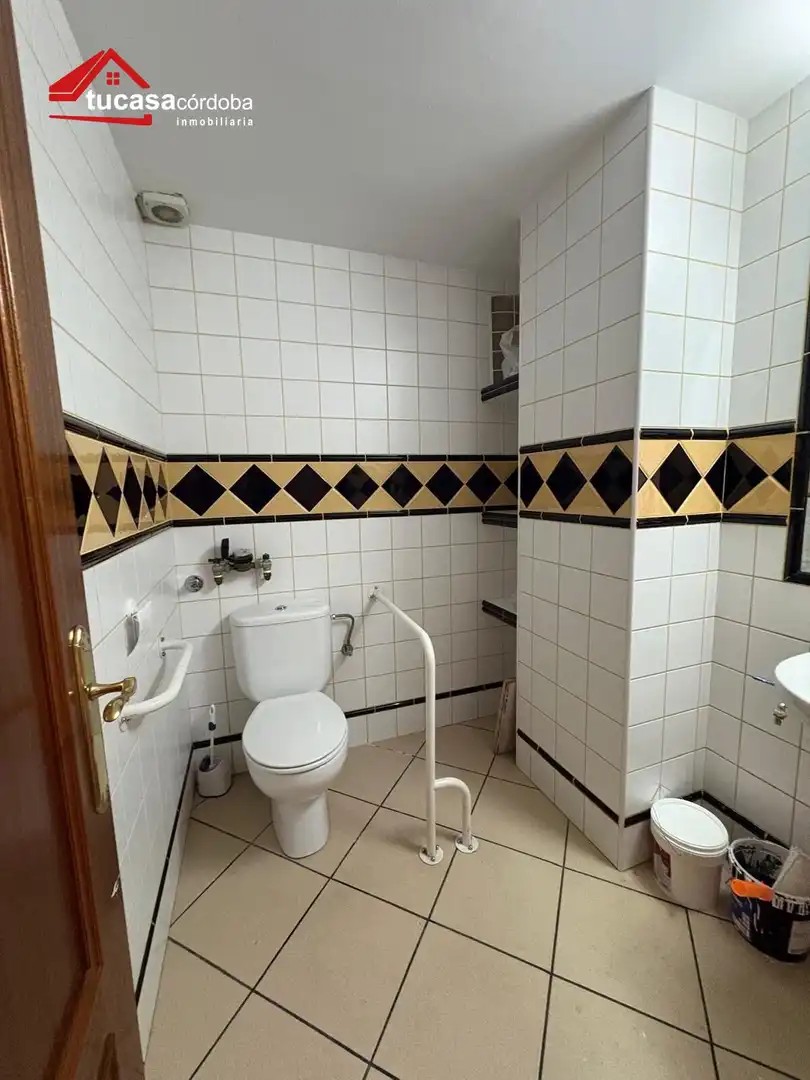 Baño de Local en venta en Córdoba con Aire acondicionado
