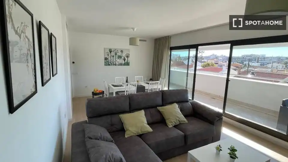 Sala d'estar de Apartament per a compartir en Torremolinos amb Aire condicionat, Terrassa i Moblat