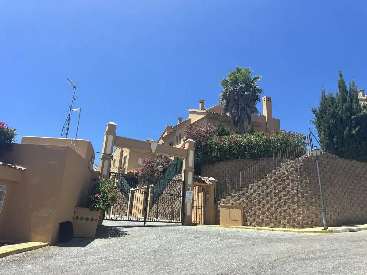 Vista exterior de Casa o xalet en venda en Mijas amb Aire condicionat, Jardí privat i Terrassa