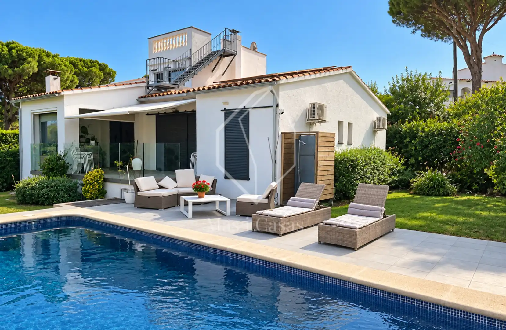 Casa amb piscina en venda a Passatge Vall de Bianya 21