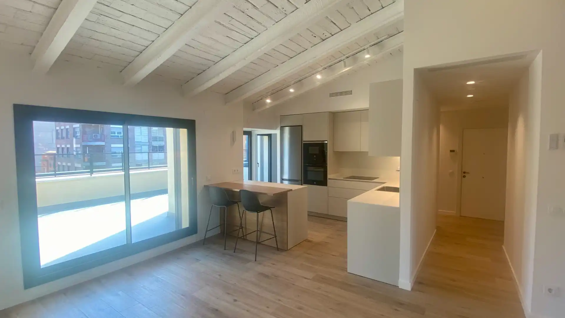 Cuina de Àtic de lloguer en Girona Capital amb Aire condicionat, Calefacció i Terrassa