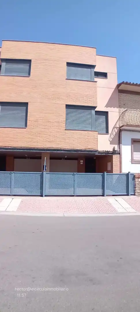 Vista exterior de Dúplex de lloguer en Fuentes de Ebro amb Calefacció, Terrassa i Traster