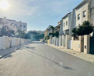 Vista exterior de Casa adosada en venda en Gandia amb Aire condicionat, Calefacció i Jardí privat