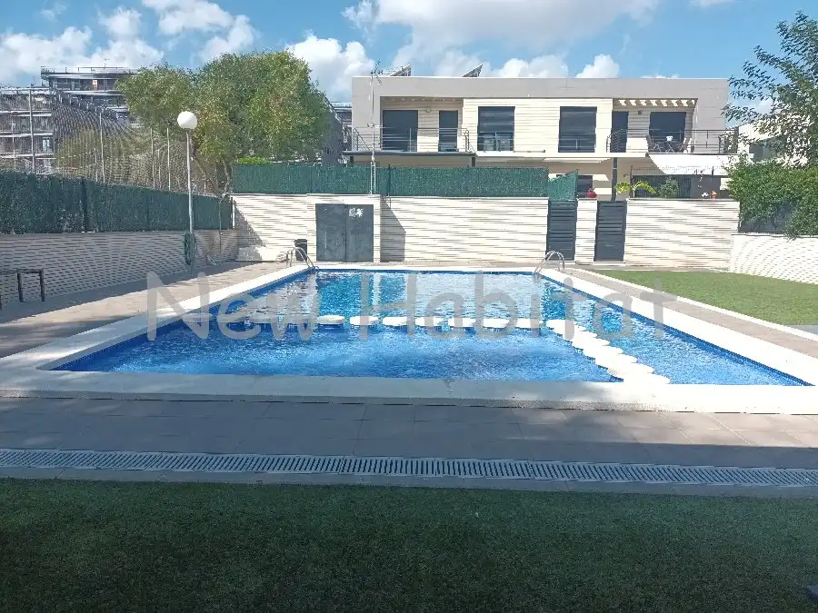Piscina de Casa adosada en venta en Castellón de la Plana / Castelló de la Plana con Aire acondicionado, Jardín privado y Terraza