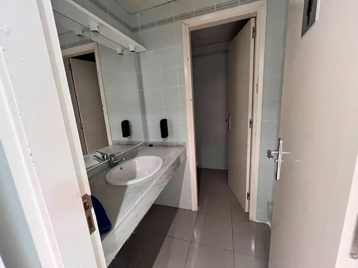 Bany de Nau industrial de lloguer en Barcelona amb Calefacció i Alarma
