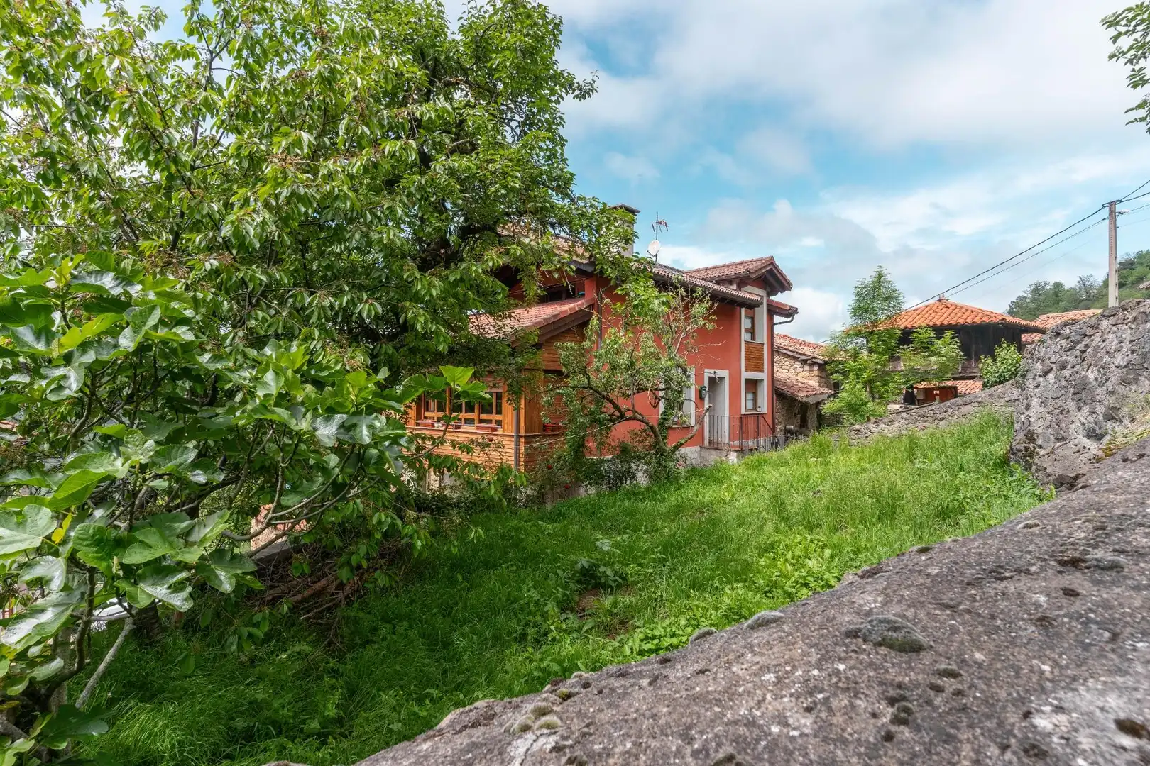 Vista exterior de Casa o xalet en venda en Lena amb Calefacció, Terrassa i Traster