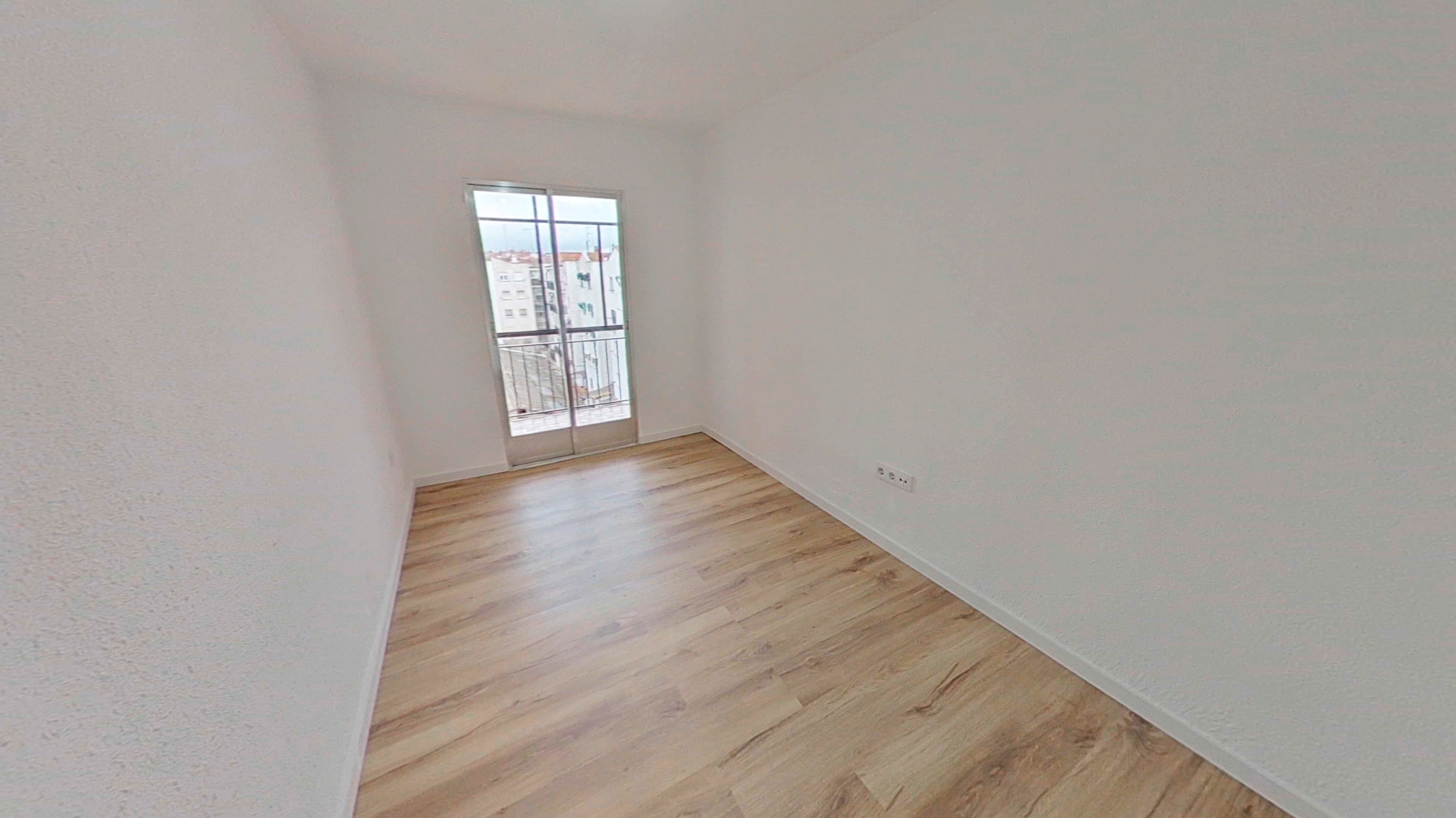 Habitación de Piso de alquiler en  Madrid Capital con Terraza, Horno y Se aceptan mascotas