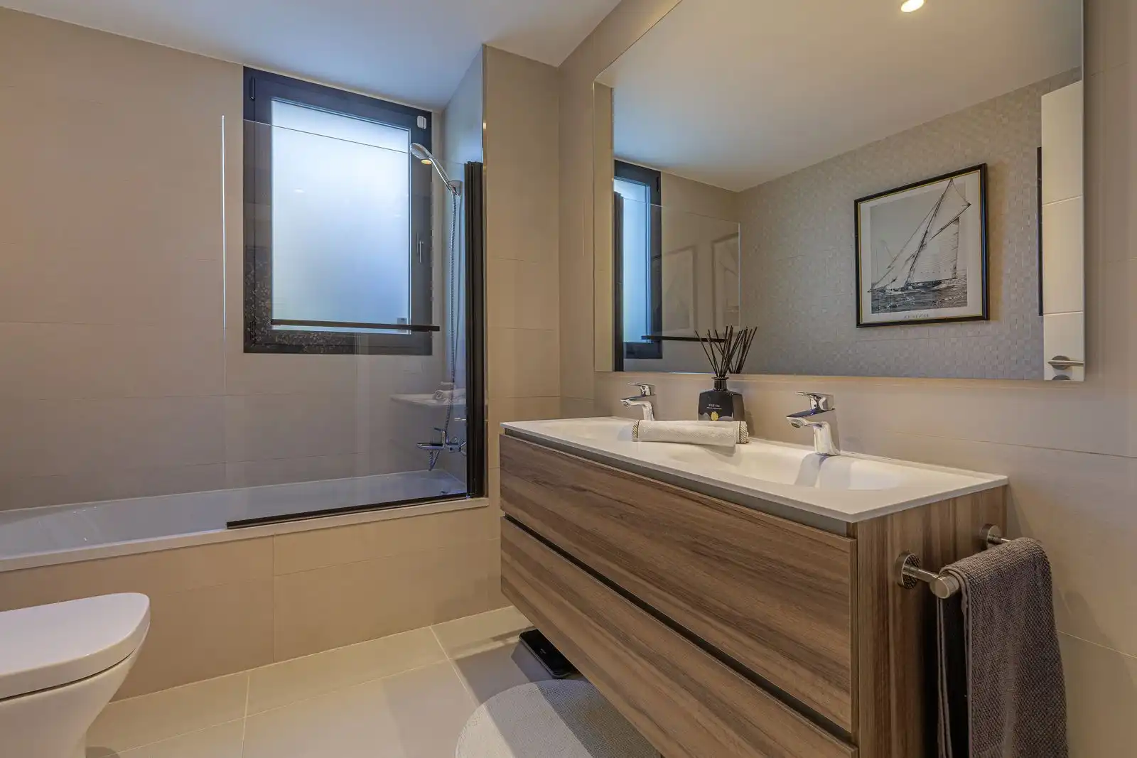 Bany de Apartament en venda en Benahavís amb Jardí privat, Terrassa i Traster